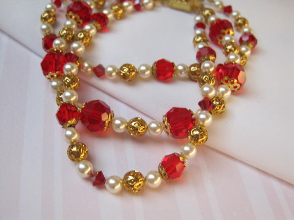 Armband goudkleurig drie strengen met rood kristal filigrain en parelkraaltjes 17.5 cm - Afbeelding 2