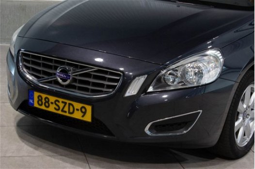 Volvo V60 - 1.6 T4 Aut. Leder Navigatie Trekhaak Stoelverwarming 179pk - 1