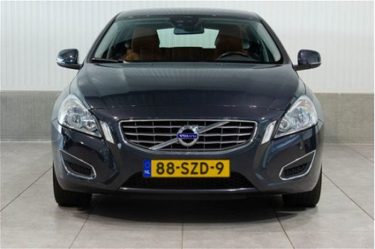 Volvo V60 - 1.6 T4 Aut. Leder Navigatie Trekhaak Stoelverwarming 179pk - 1