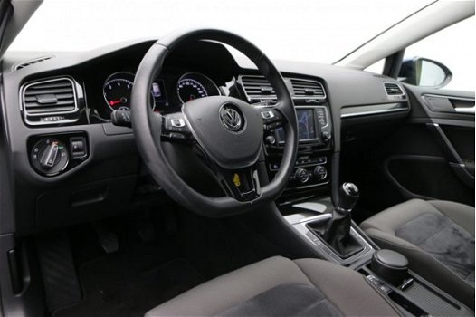Volkswagen Golf - 1.2 TSI 110PK Highline | Navigatie | Wegklapbare trekhaak | Parkeersensoren met ac - 1