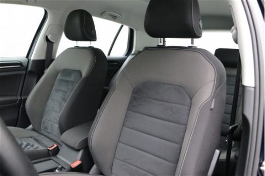 Volkswagen Golf - 1.2 TSI 110PK Highline | Navigatie | Wegklapbare trekhaak | Parkeersensoren met ac - 1