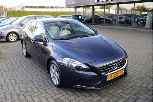 Volvo V40 - 1.6 D2 Summum Business 50 procent deal 5.725, - ACTIE Leer / Elek stoelen / Trekhaak / C - 1