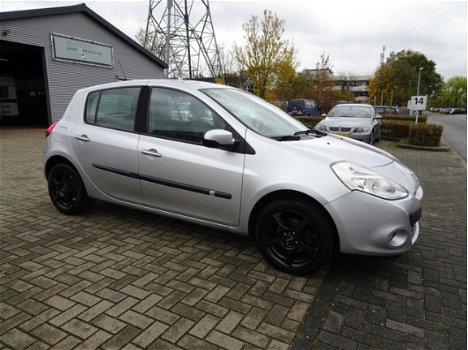 Renault Clio - 1.2 TCe Sélection Business navi / lmv / climate control - 1