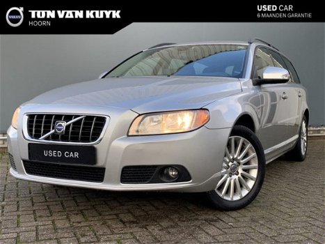 Volvo V70 - 2.5T 200PK Momentum/ Navigatie/ Leder/ Trekhaak - 1