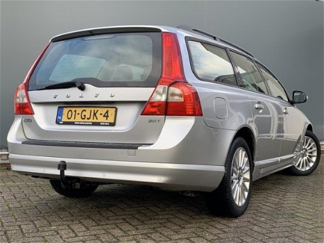 Volvo V70 - 2.5T 200PK Momentum/ Navigatie/ Leder/ Trekhaak - 1