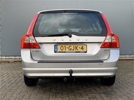 Volvo V70 - 2.5T 200PK Momentum/ Navigatie/ Leder/ Trekhaak - 1