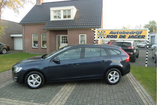 Volvo V60 - 1.6 D2 Kinetic Trekhaak Navi Ecc-Airco Lmv Pdc 6-Bak enz. GEEN AFLEVERINGSKOSTEN - 1