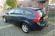 Volvo V60 - 1.6 D2 Kinetic Trekhaak Navi Ecc-Airco Lmv Pdc 6-Bak enz. GEEN AFLEVERINGSKOSTEN