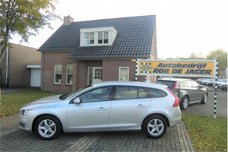 Volvo V60 - 1.6 D2 Kinetic incl. O.H. Beurt Navi Ecc-Airco Lmv Pdc 6-Bak enz. GEEN AFLEVERINGSKOSTEN