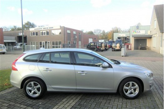 Volvo V60 - 1.6 D2 Kinetic incl. O.H. Beurt Navi Ecc-Airco Lmv Pdc 6-Bak enz. GEEN AFLEVERINGSKOSTEN - 1