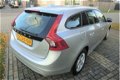 Volvo V60 - 1.6 D2 Kinetic incl. O.H. Beurt Navi Ecc-Airco Lmv Pdc 6-Bak enz. GEEN AFLEVERINGSKOSTEN - 1 - Thumbnail