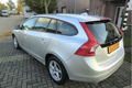 Volvo V60 - 1.6 D2 Kinetic incl. O.H. Beurt Navi Ecc-Airco Lmv Pdc 6-Bak enz. GEEN AFLEVERINGSKOSTEN - 1 - Thumbnail