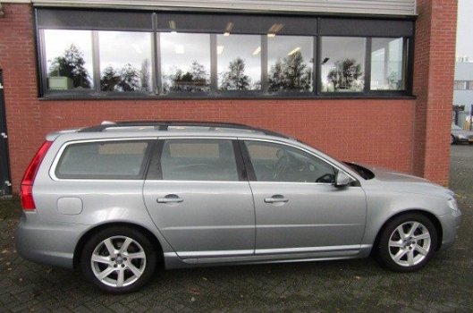 Volvo V70 - 1.6 D2 Nordic+ LEER/ NAVI/TREKHAAK/STOEL VERW./DAKRAILS - 1