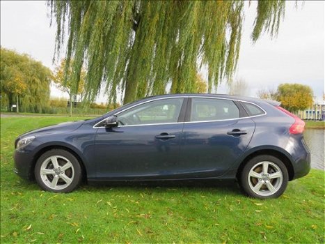 Volvo V40 - 1.6 D2 Momentum 118000km NAV LMV PDC *NL-AUTO - 1