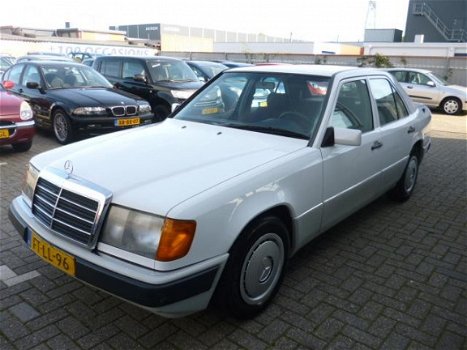 Mercedes-Benz 230 - 200-500 (W124) E YOUNGTIMER/LIEFHEBBERS AUTO - 1