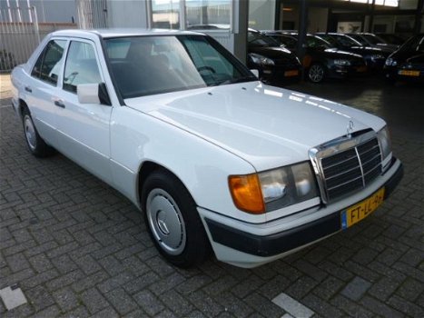 Mercedes-Benz 230 - 200-500 (W124) E YOUNGTIMER/LIEFHEBBERS AUTO - 1