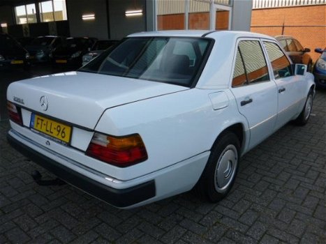 Mercedes-Benz 230 - 200-500 (W124) E YOUNGTIMER/LIEFHEBBERS AUTO - 1