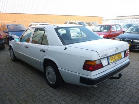 Mercedes-Benz 230 - 200-500 (W124) E YOUNGTIMER/LIEFHEBBERS AUTO - 1