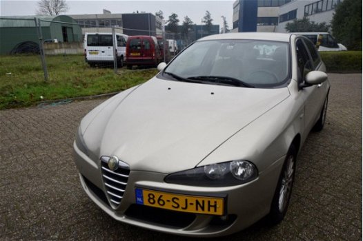 Alfa Romeo 147 - 1.6 T.Spark Veloce Distinctive nieuwe model/leer/clima - 1