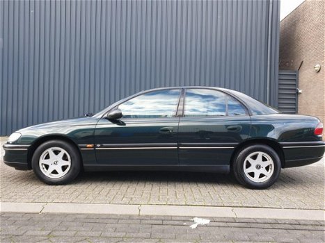 Opel Omega - 2.0i-16V Touring Youngtimer / AIRCO / APK / NAP - 1