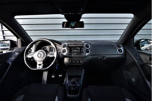 Volkswagen Tiguan - 1.4 TSI R-line Edition I Panoramadak I Xenon - Led | Trekhaak | Navi | Clima - 1