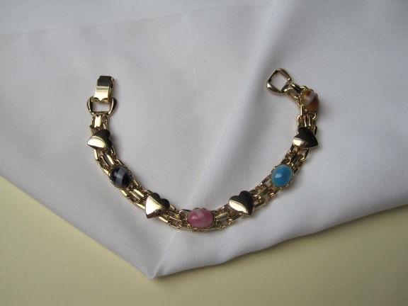 Armband Celebrity NY goudkleurig hartjes en gekleurde glas cabochons 19.3 cm. - nr. 1