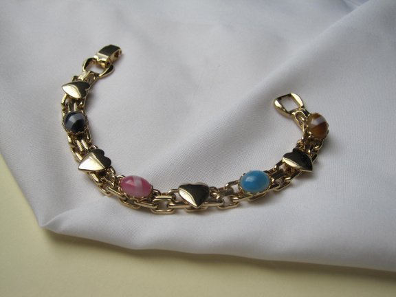 Armband Celebrity NY goudkleurig hartjes en gekleurde glas cabochons 19.3 cm. - Afbeelding 2