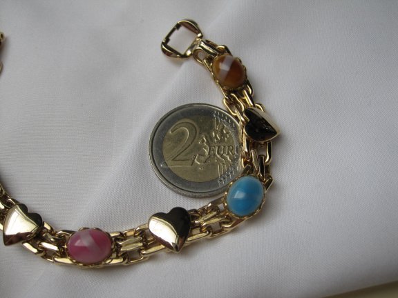 Armband Celebrity NY goudkleurig hartjes en gekleurde glas cabochons 19.3 cm. - Afbeelding 3