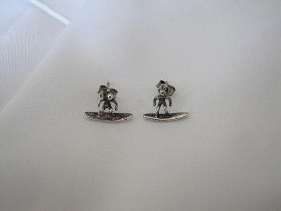 Zilveren oorstekers surfers op surfplank 1.3x0.8 cm - nr. 1