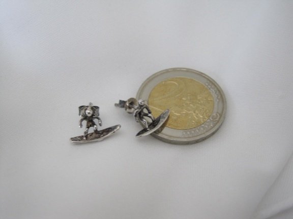 Zilveren oorstekers surfers op surfplank 1.3x0.8 cm - Afbeelding 2