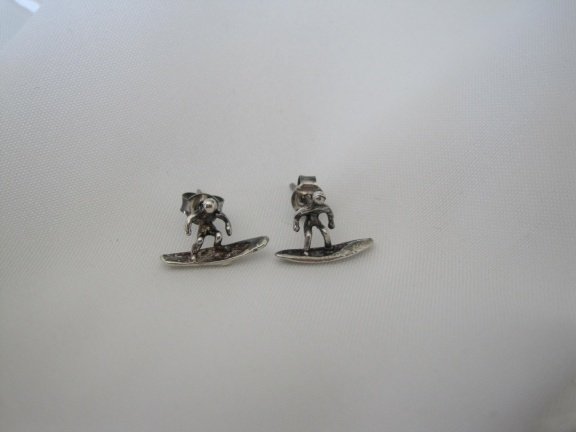 Zilveren oorstekers surfers op surfplank 1.3x0.8 cm - Afbeelding 3