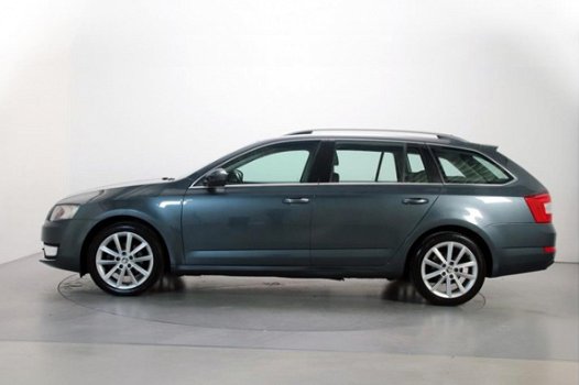 Skoda Octavia Combi - 1.2 TSI 105pk Ambition Business 6-bak Navigatie Stoelverwarming ParkAssist - 1