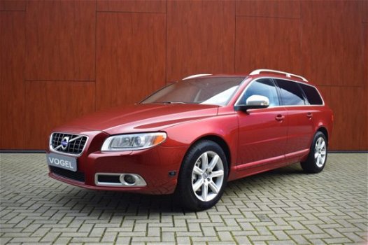 Volvo V70 - 2.5 FT-231PK-Automaat-Summum-DVD Schermen-Trekhaak - 1