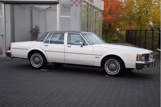 Oldsmobile Delta 88 - ROYALE BROUGHAM 1984 V8 Automaat Airco oldtimer - 1