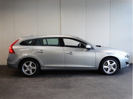 Volvo V60 - 2.0T 149KW AUT6 Momentum Business Edition - 1