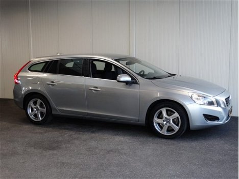 Volvo V60 - 2.0T 149KW AUT6 Momentum Business Edition - 1