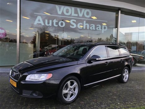 Volvo V70 - 2.0T 203 pk Momentum Automaat Navigatie Leer Verwarmbare voorstoelen - 1