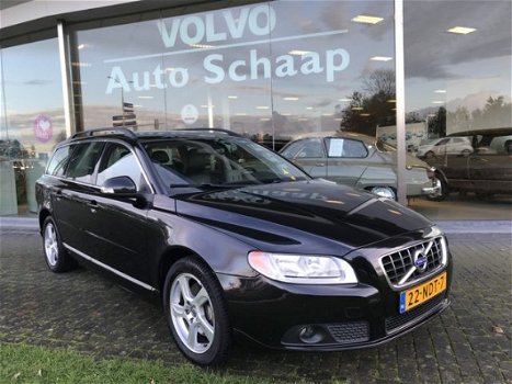 Volvo V70 - 2.0T 203 pk Momentum Automaat Navigatie Leer Verwarmbare voorstoelen - 1