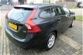 Volvo V60 - 1.6 D2 Kinetic incl O.H. Beurt Navi Ecc-Airco Lmv Pdc 6-Bak enz. GEEN AFLEVERINGSKOSTEN - 1 - Thumbnail