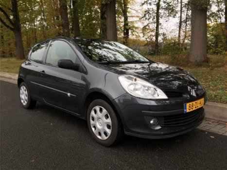 Renault Clio - 1.2-16V Special Line - 1