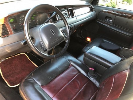 Lincoln Town Car - 4.6 Signature Limosine - 1