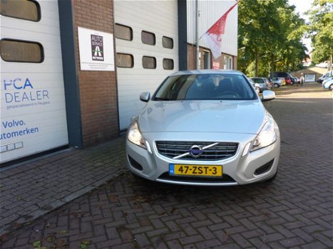 Volvo S60 - 1.6 DRIVe Momentum Navigatie, Pdc, City safety, Multimedia, Spraakbed... Vestiging Hilve - 1