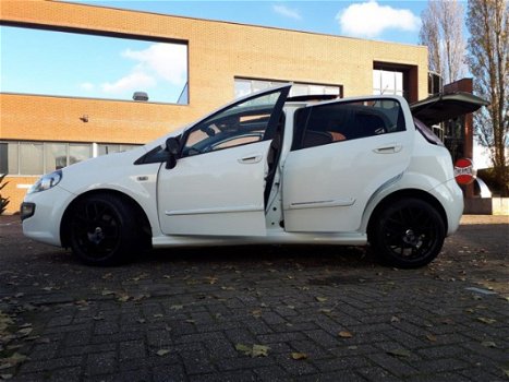 Fiat Punto Evo - 1.3 M-Jet Dynamic ZEER MOOIE AUTO /PANORAMA /LEER /AIRCO/NIEUWE APK/NAP/INRUIL MOG - 1