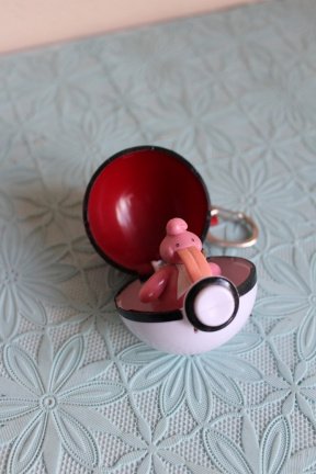 Sleutelhanger pokemonball met figuurtje - Afbeelding 2