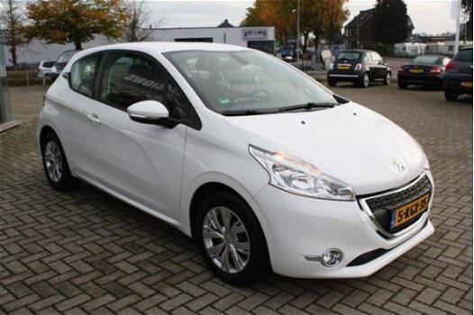 Peugeot 208 - 1.2 VTi ENVY NAVIGATIE RIJKLAAR INCL 6 MND BOVAG - 1