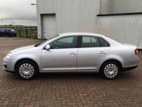 Volkswagen Jetta - 1.6 FSI Comfortline - 1