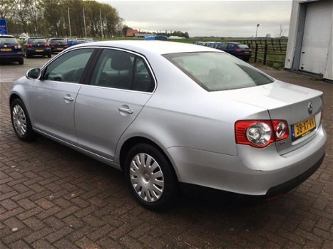 Volkswagen Jetta - 1.6 FSI Comfortline - 1