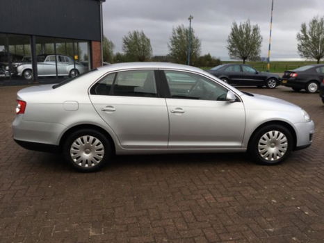 Volkswagen Jetta - 1.6 FSI Comfortline - 1