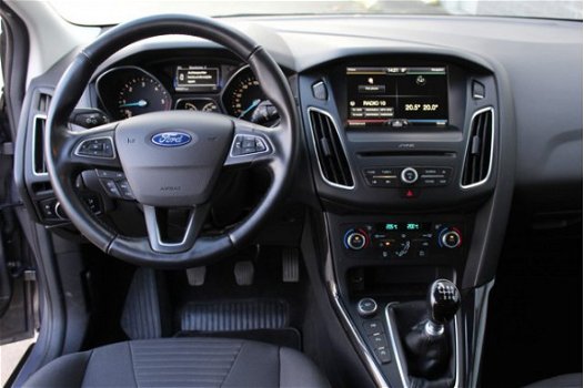 Ford Focus Wagon - 120 pk Titanium Edition | Xenon | 1e eigenaar | Dealeronderhouden | Zeer netjes | - 1