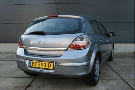 Opel Astra - 1.7 CDTi Essentia 5 DEURS, AIRCO, RADIO / CD - 1